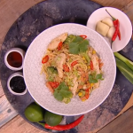 Shivi Ramoutar ginger peanut chicken noodle stir fry recipe on Steph’s Packed Lunch