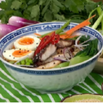Suzie Lee sweet and sticky Chinese chicken with noodles and eggs recipe on This Morning