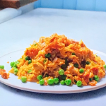Jamie Oliver one-pan spicy chicken with peas, onions and fluffy rice recipe on Jamie’s £1 Wonders