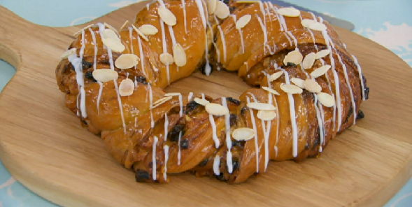 apricot couronne bake off