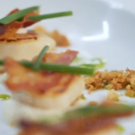 Lorraine Pascale caramelized scallops with cauliflower purée and crispy pancetta recipe on How To Be A Better Cook