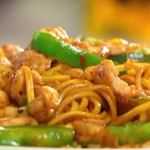 Ching’s sweet chilli chicken chow mein with green peppers and egg noodles recipe on John and Lisa’s Weekend Kitchen